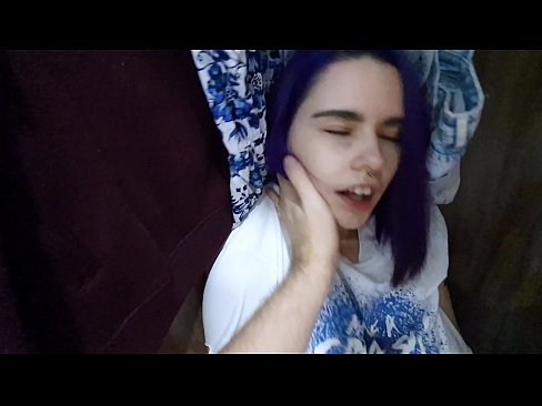 ❤️ 在壁櫥裡找到我姐姐並幫她射精 色情 在我們 ❌️❤
